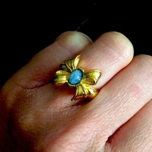 1994 Avon Bow Ring, size 4